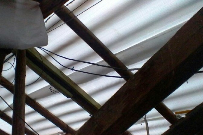 В Орле на начало октября трехэтажка остается с раскрытой крышей и без отопления 